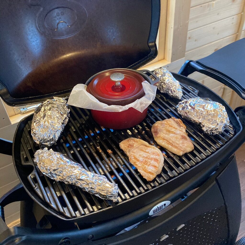 グリルで肉やカレーの鍋を焼いている画像